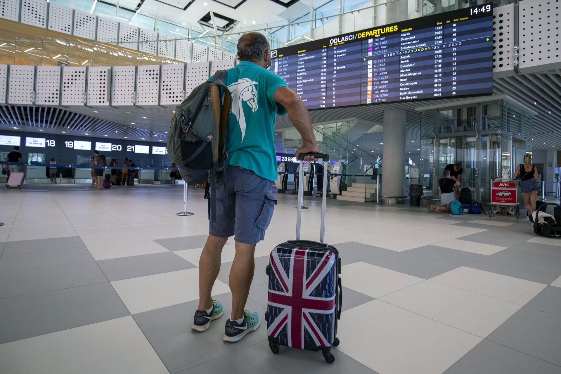 In this Friday, Aug. 21, 2021 file photo, a passenger inspects the departures timetable at the international airport in Split, Croatia - Sputnik International, 1920, 12.05.2022
