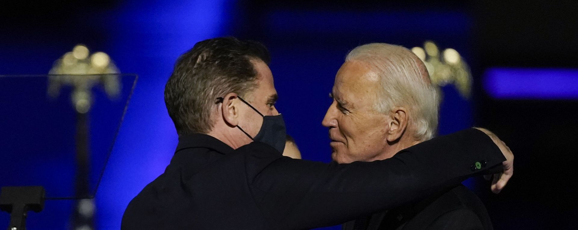 President-elect Joe Biden hugs his son Hunter Biden on stage Saturday, Nov. 7, 2020, in Wilmington, Del - Sputnik International, 1920, 29.11.2021