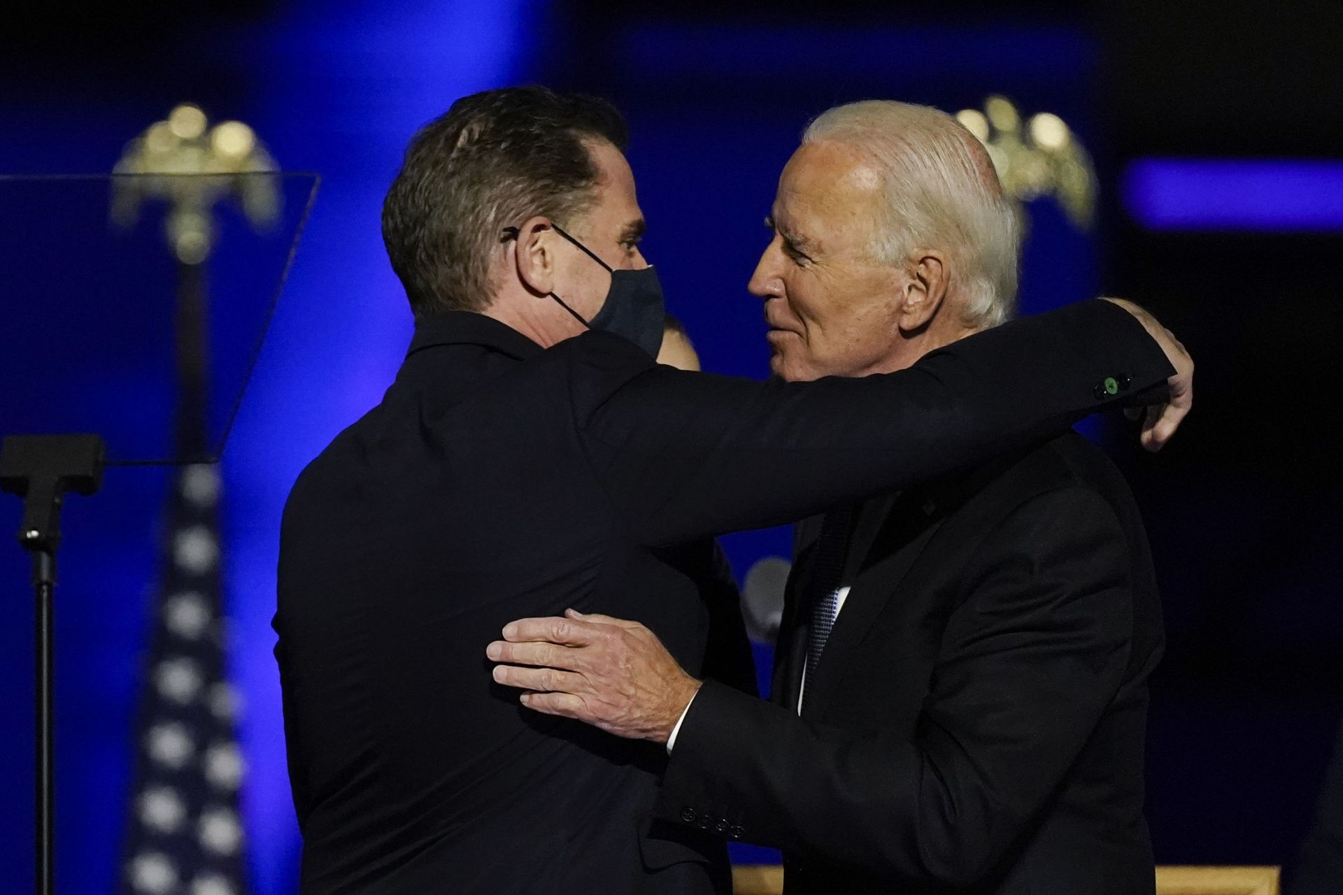 President-elect Joe Biden hugs his son Hunter Biden on stage Saturday, Nov. 7, 2020, in Wilmington, Del President-elect Joe Biden hugs his son Hunter Biden on stage Saturday, Nov. 7, 2020, in Wilmington, Del - Sputnik International, 1920, 07.09.2021