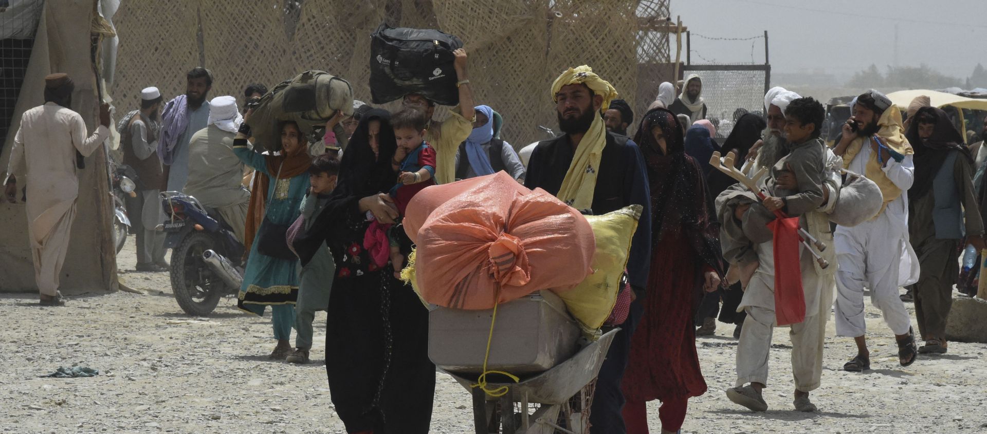 People walk towards a border crossing point in Pakistan's border town of Chaman on July 17, 2021, after Pakistan partially reopened its southern crossing with Afghanistan, shut off since the Taliban seized control of the strategic border town on the other side. People walk towards a border crossing point in Pakistan's border town of Chaman on July 17, 2021, after Pakistan partially reopened its southern crossing with Afghanistan, shut off since the Taliban seized control of the strategic border town on the other side. - Sputnik International, 1920, 03.08.2021