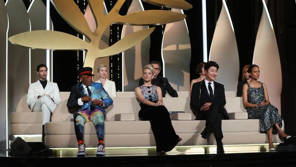 (Front L to R) US director and Jury President of the 74th Cannes Film Festival Spike Lee, and jury members, French actress and director Melanie Laurent, South Korean actor Song Kang-Ho, French-Senegalese director Mati Diop and (back L to R) French actor Tahar Rahim, Austrian director Jessica Hausner, Brazilian director Kleber Mendonca Filho, US actress Maggie Gyllenhaal and French-Canadian singer Mylene Farmer attend the closing ceremony of the 74th edition of the Cannes Film Festival in Cannes, southern France, on July 17, 2021. (Photo by Valery HACHE / AFP) - Sputnik International