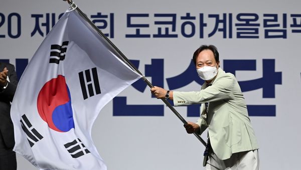 Head of South Korea's delegation to Tokyo 2020 Olympic Games, Jang In-hwa, waves the national flag during an inaugural ceremony ahead of the team's departure for Japan, in Seoul, South Korea, 8 July 2021 - Sputnik International