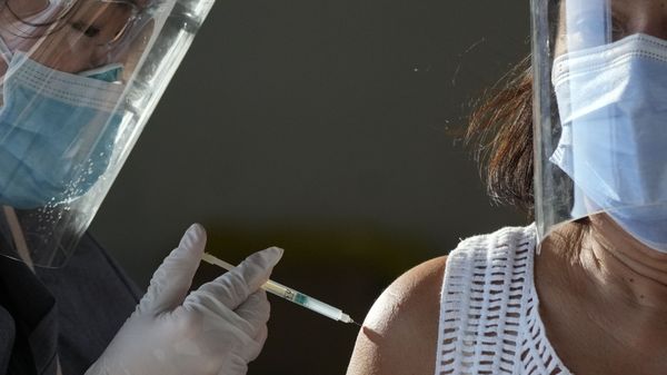 In this Tuesday, June 22, 2021 file photo, a health worker inoculates a woman with China's Sinovac COVID-19 vaccine at a temporary vaccination center in Manila, Philippines - Sputnik International
