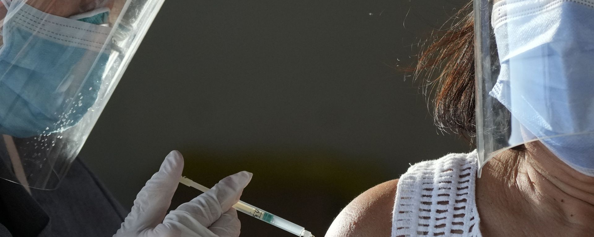 In this Tuesday, June 22, 2021 file photo, a health worker inoculates a woman with China's Sinovac COVID-19 vaccine at a temporary vaccination center in Manila, Philippines In this Tuesday, June 22, 2021 file photo, a health worker inoculates a woman with China's Sinovac COVID-19 vaccine at a temporary vaccination center in Manila, Philippines - Sputnik International, 1920, 15.06.2024