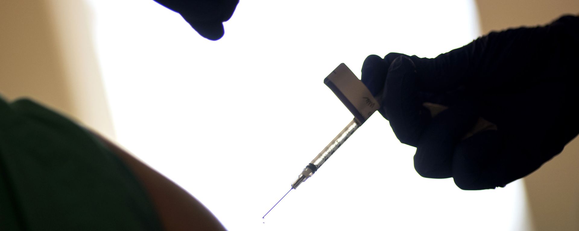 In this Tuesday, Dec. 15, 2020 file photo, a droplet falls from a syringe after a health care worker was injected with the Pfizer-BioNTech COVID-19 vaccine at a hospital in Providence, R.I. In this Tuesday, Dec. 15, 2020 file photo, a droplet falls from a syringe after a health care worker was injected with the Pfizer-BioNTech COVID-19 vaccine at a hospital in Providence, R.I. - Sputnik International, 1920, 17.01.2023