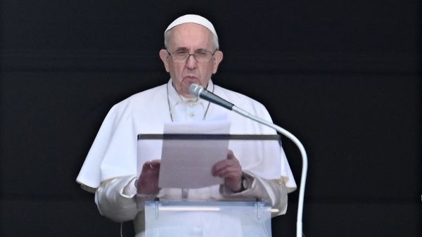 Pope Francis delivers the Sunday Angelus prayer from the window of his study overlooking St. Peter' Square at the Vatican on July 18, 2021.  - Sputnik International