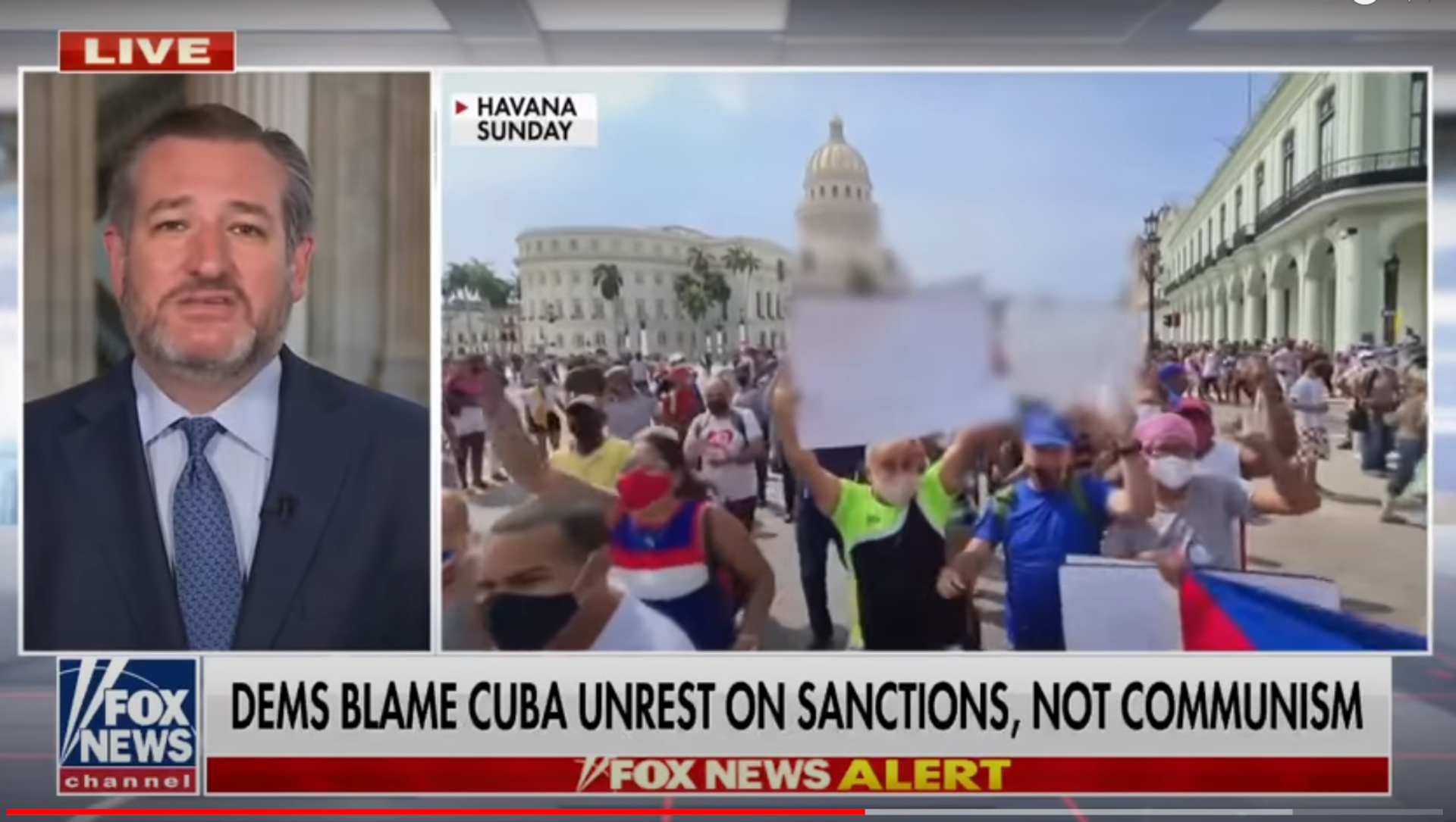 Fox News broadcast censors posters of pro-government demonstrators in Cuba. Screenshot. Fox News broadcast censors posters of pro-government demonstrators in Cuba. Screenshot. - Sputnik International, 1920, 18.07.2021