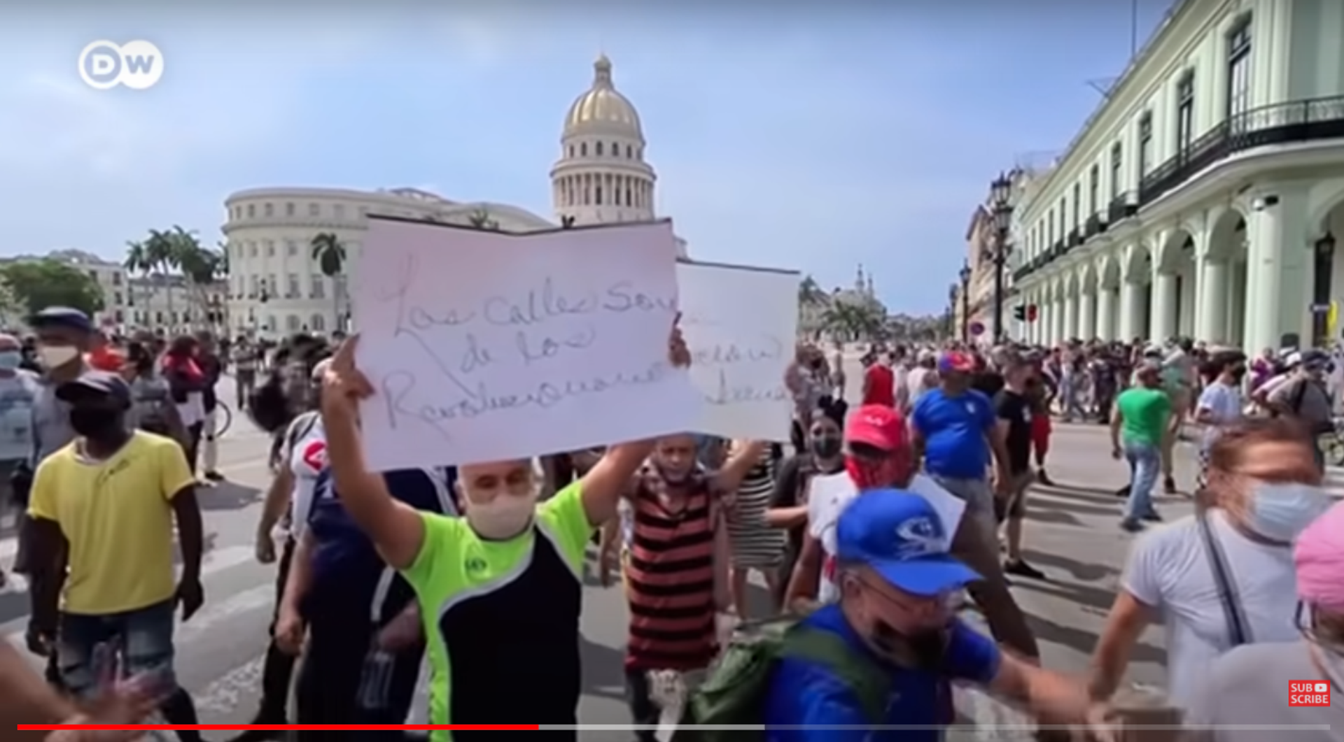 Screengrab of DW report on situation in Cuba, with posters carried by pro-government demonstrators left uncensored. Screengrab of DW report on situation in Cuba, with posters carried by pro-government demonstrators left uncensored. - Sputnik International, 1920, 07.09.2021
