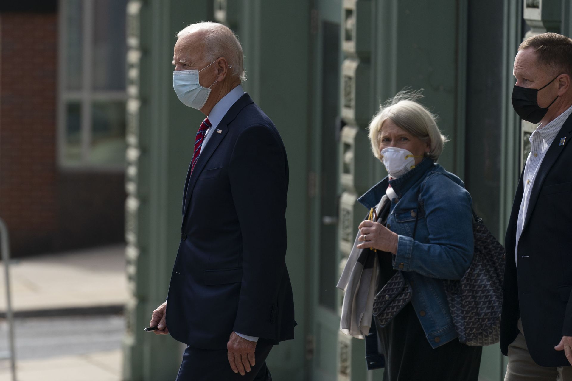 Democratic presidential candidate former Vice President Joe Biden and Anita Dunn center, depart The Queen theatre in Wilmington, Del., Monday, Oct. 19, 2020 - Sputnik International, 1920, 07.09.2021
