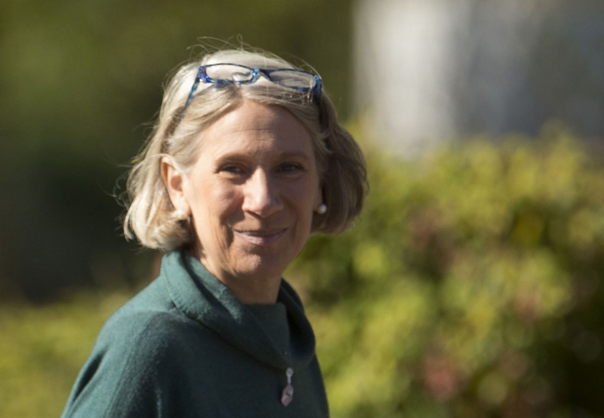  In this Oct. 16, 2012, file photo, debate prep adviser Anita Dunn, accompanying President Barack Obama, leaves the Kingsmill Resort in Williamsburg, Va., for New York and the presidential debate - Sputnik International, 1920, 07.09.2021