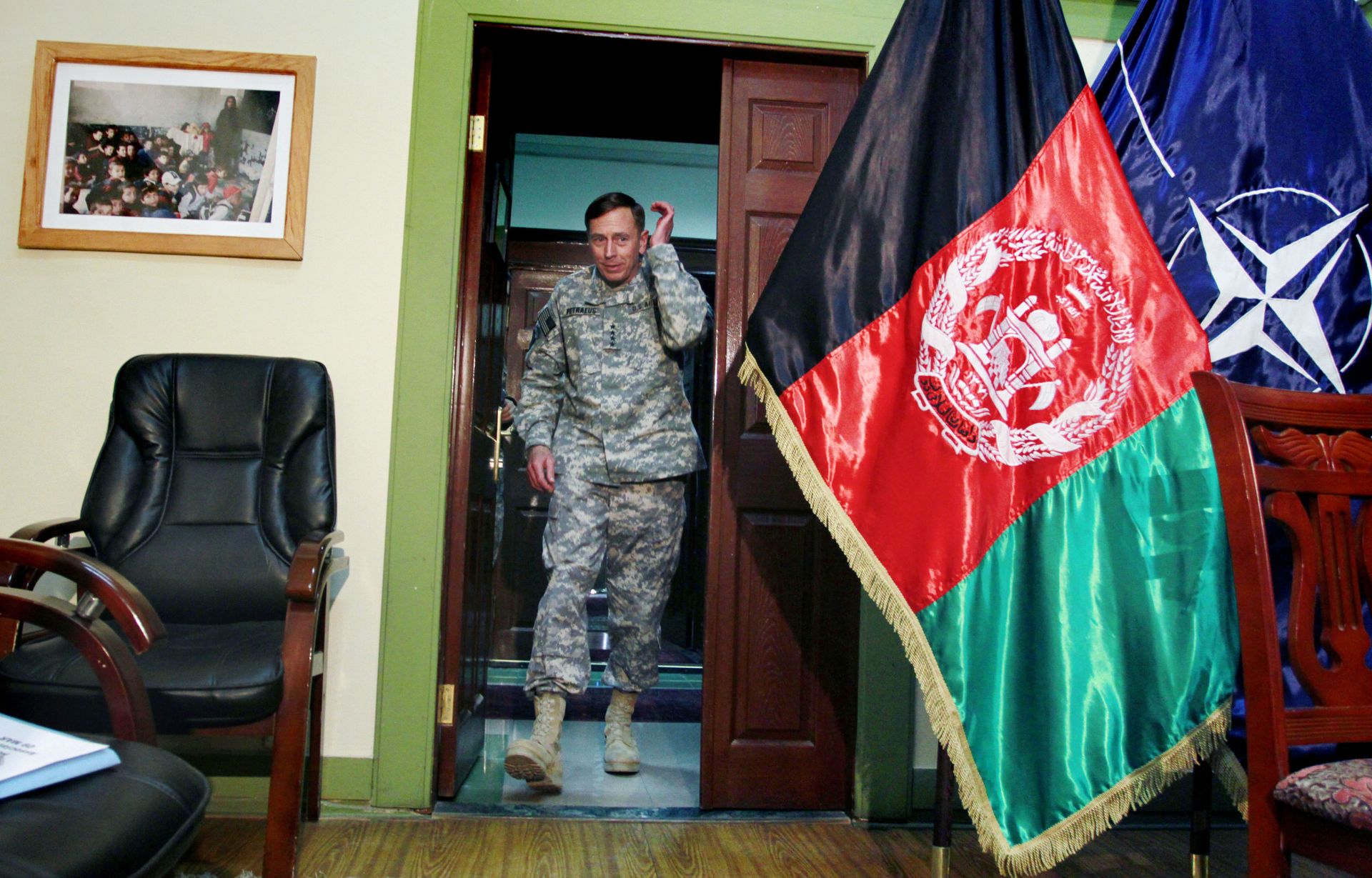In this Wednesday, March 9, 2011 file photo, Gen. David Petraeus, then top commander of U.S. and NATO forces in Afghanistan, arrives for an interview at the NATO's head quarter in Kabul, Afghanistan. In this Wednesday, March 9, 2011 file photo, Gen. David Petraeus, then top commander of U.S. and NATO forces in Afghanistan, arrives for an interview at the NATO's head quarter in Kabul, Afghanistan. - Sputnik International, 1920, 07.09.2021