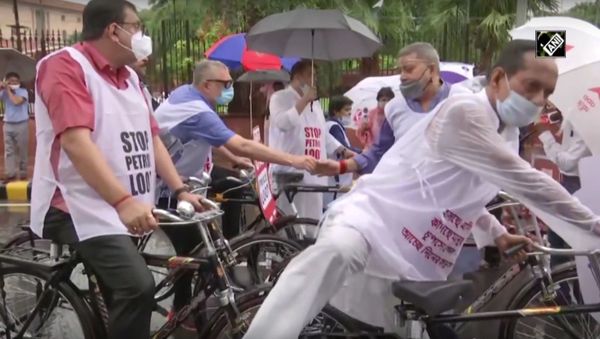 Trinamool Congress MPs cycle to Parliament to protest over fuel price hike - Sputnik International