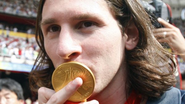 Argentina's Lionel Messi kisses his gold medal after  the men's soccer tournament final between Nigeria and Argentina in the National Stadium at the Beijing 2008 Olympics in Beijing, Saturday, Aug. 23, 2008 - Sputnik International