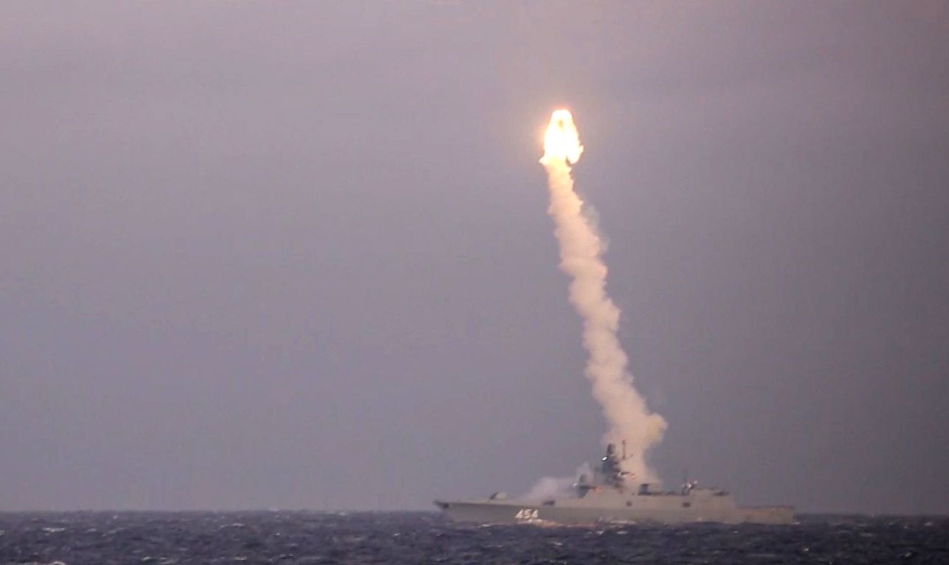 Test firing of a Zircon hypersonic cruise missile from the Admiral of the Soviet Union Fleet Gorshkov frigate from the White Sea at a coastal target located at the Chizha training ground in the Arkhangelsk Region. Test firing of a Zircon hypersonic cruise missile from the Admiral of the Soviet Union Fleet Gorshkov frigate from the White Sea at a coastal target located at the Chizha training ground in the Arkhangelsk Region. - Sputnik International, 1920, 07.09.2023