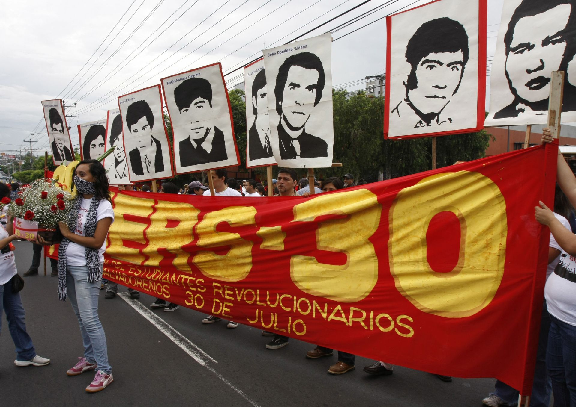 Students from the National University of El Salvador hold images of students who were killed during the 1975 army killing of university students who were protesting the military regime of Arturo Armando Molina, on the 35th anniversary in San Salvador, El Salvador, Friday July 30 , 2010. Human rights groups in El Salvador estimate that at least 50 students were killed. - Sputnik International, 1920, 07.09.2021
