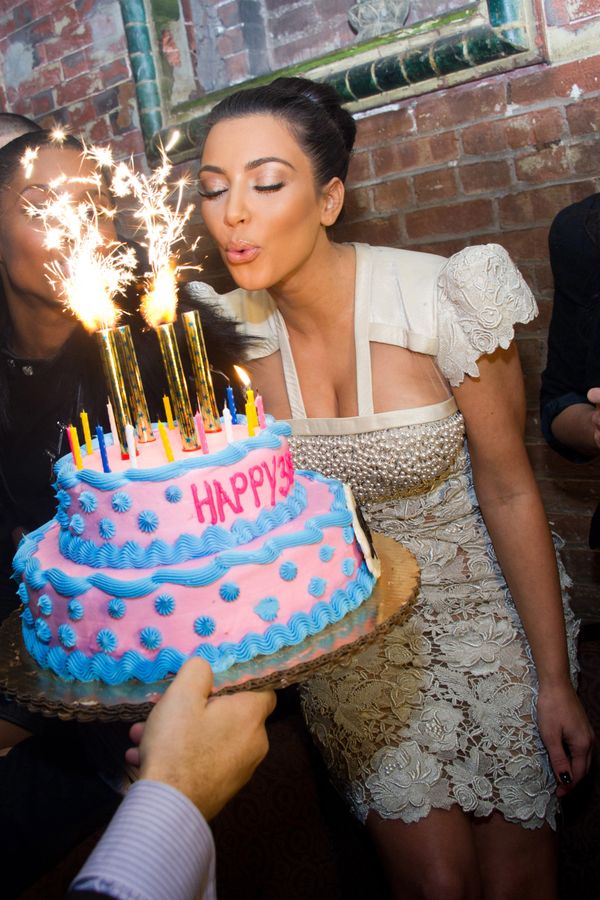 Kim Kardashian blows out the candles on a cake to celebrate her 30th Birthday at the 10th Anniversary of TAO restaurant in New York, on Sunday, 17 October 2010.  - Sputnik International