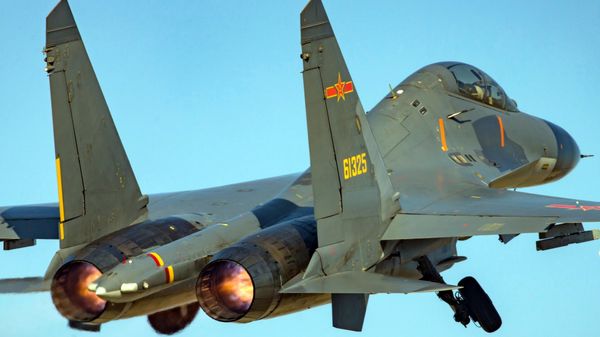A J-11BS fighter jet attached to an aviation brigade of the Chinese air force (PLAAF) under the PLA Northern Theatre Command takes off for a combat sortie during a flight training exercise on 3 January 2017. - Sputnik International