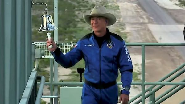 Billionaire Jeff Bezos, founder of ecommerce company Amazon.com Inc, rings a bell before boarding ahead of his scheduled flight aboard Blue Origin's New Shepard rocket near Van Horn, Texas, 20 July 2021 in a still image from a video - Sputnik International