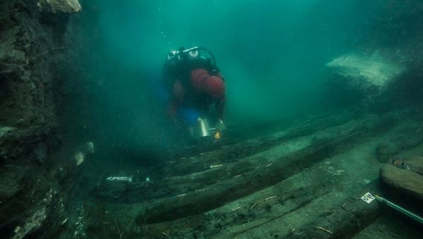 A diver examines the remains of an ancient military vessel discovered in the Mediterranean sunken city of Thonis-Heracleion off the coast of Alexandria, Egypt, in this handout image released on July 19, 2021. - Sputnik International