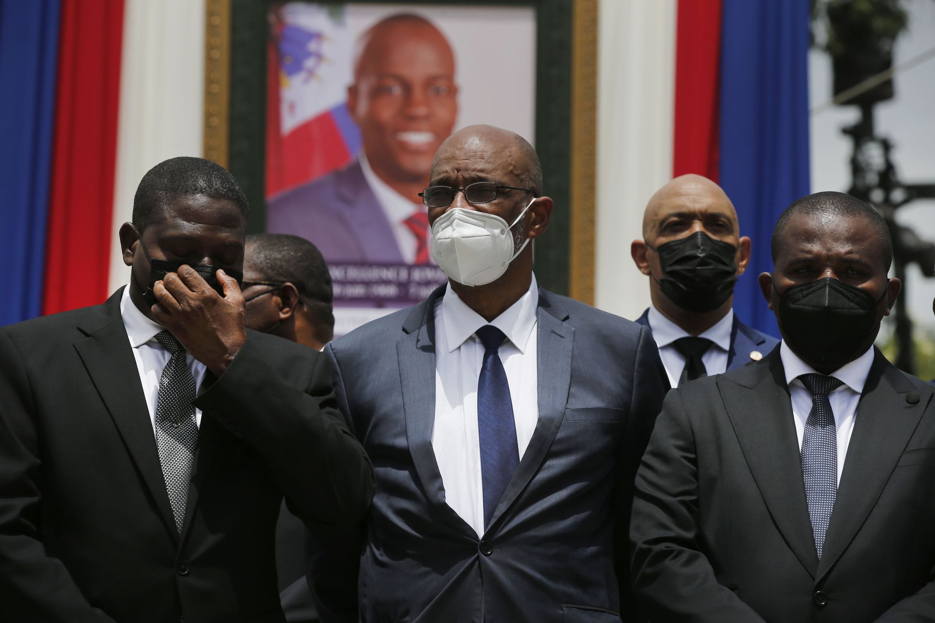 Haiti's designated Prime Minister Ariel Henry, center, and interim Prime Minister Claude Joseph, right, pose for a group photo with other authorities in front of a portrait of late Haitian President Jovenel Moise at at the National Pantheon Museum during a memorial service in Port-au-Prince, Haiti, Tuesday, July 20, 2021. Haiti's designated Prime Minister Ariel Henry, center, and interim Prime Minister Claude Joseph, right, pose for a group photo with other authorities in front of a portrait of late Haitian President Jovenel Moise at at the National Pantheon Museum during a memorial service in Port-au-Prince, Haiti, Tuesday, July 20, 2021. - Sputnik International, 1920, 17.10.2022