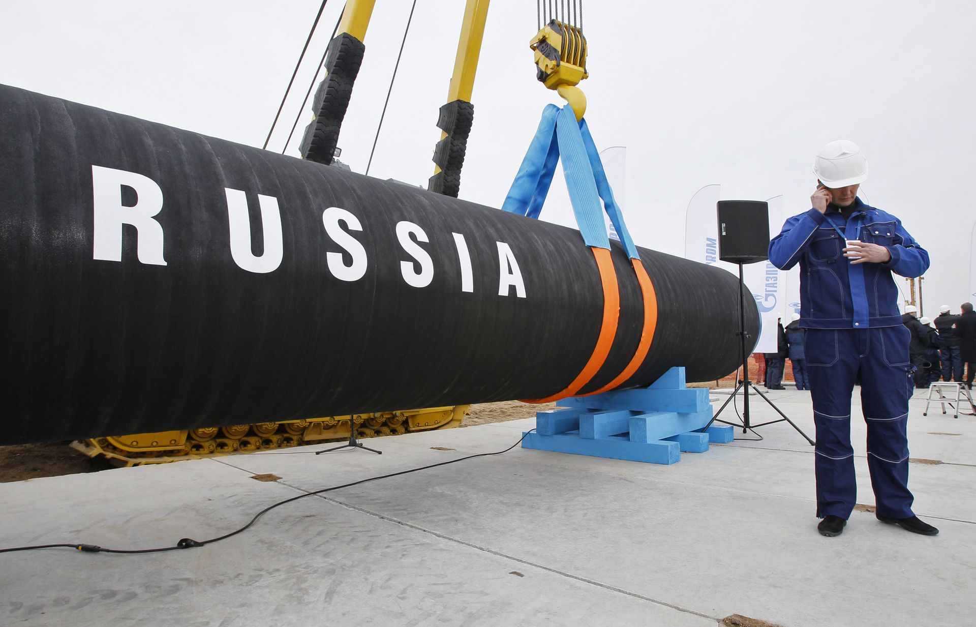 In this April 9, 2010 file photo, a Russian construction worker speaks on a mobile phone in Portovaya Bay some 170 km (106 miles) northwest of St. Petersburg, Russia, during a ceremony marking the start of construction for the Nord Stream pipeline.  - Sputnik International, 1920, 30.04.2022