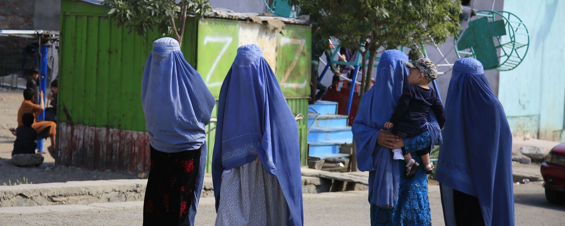 Afghan women walk on the road during the first day of Eid al-Fitr in Kabul, Afghanistan, Thursday, May 13, 2021 Afghan women walk on the road during the first day of Eid al-Fitr in Kabul, Afghanistan, Thursday, May 13, 2021 - Sputnik International, 1920, 17.08.2021