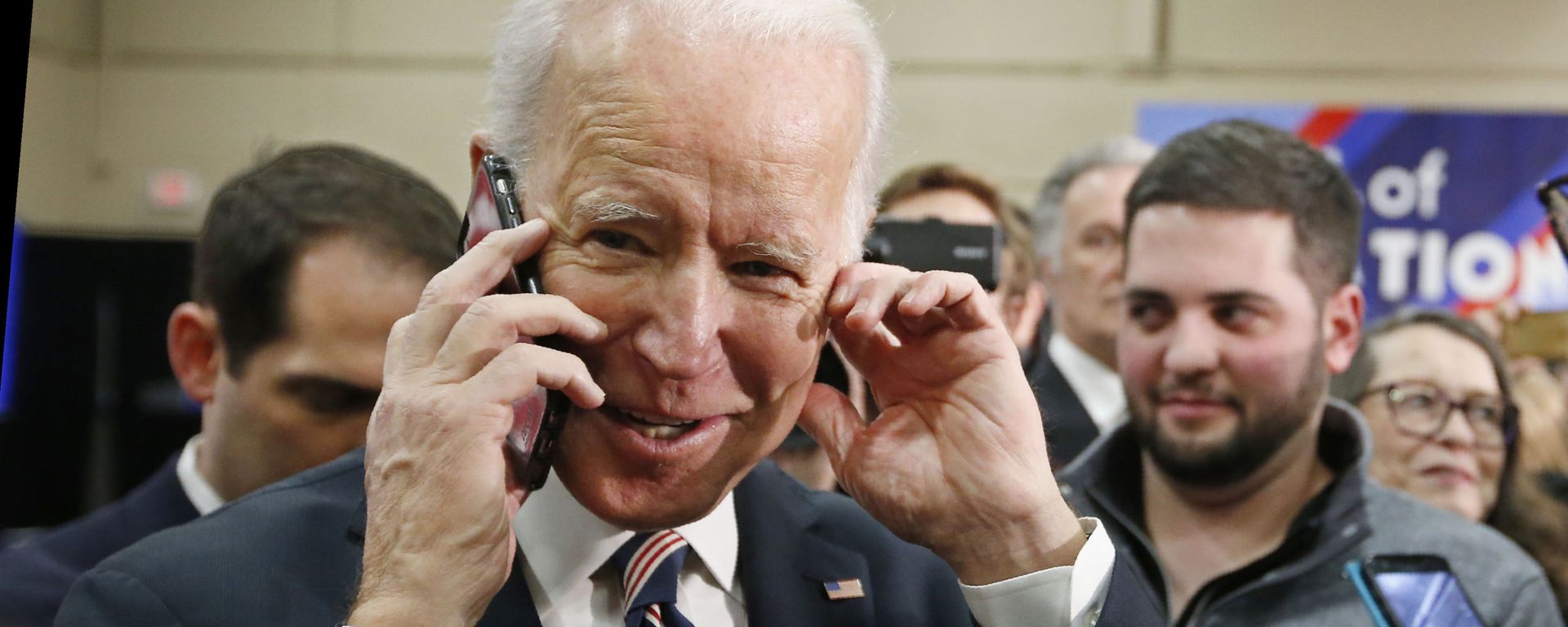 Democratic presidential candidate former Vice President Joe Biden talks on the phone as he greets people during a campaign event Thursday, Jan. 30, 2020, in Waukee, Iowa.  - Sputnik International, 1920, 21.07.2021