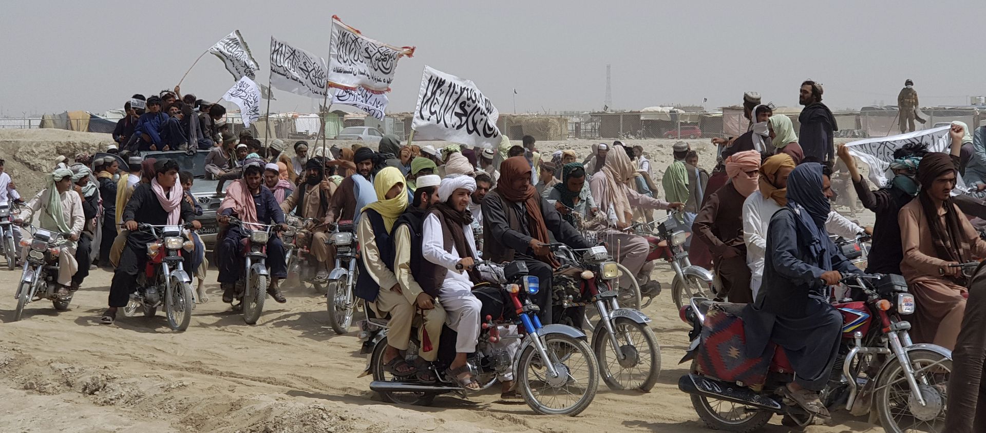Supporters of the Taliban carry the Taliban's signature white flags in the Afghan-Pakistan border town of Chaman, Pakistan, Wednesday, July 14, 2021 - Sputnik International, 1920, 21.07.2021
