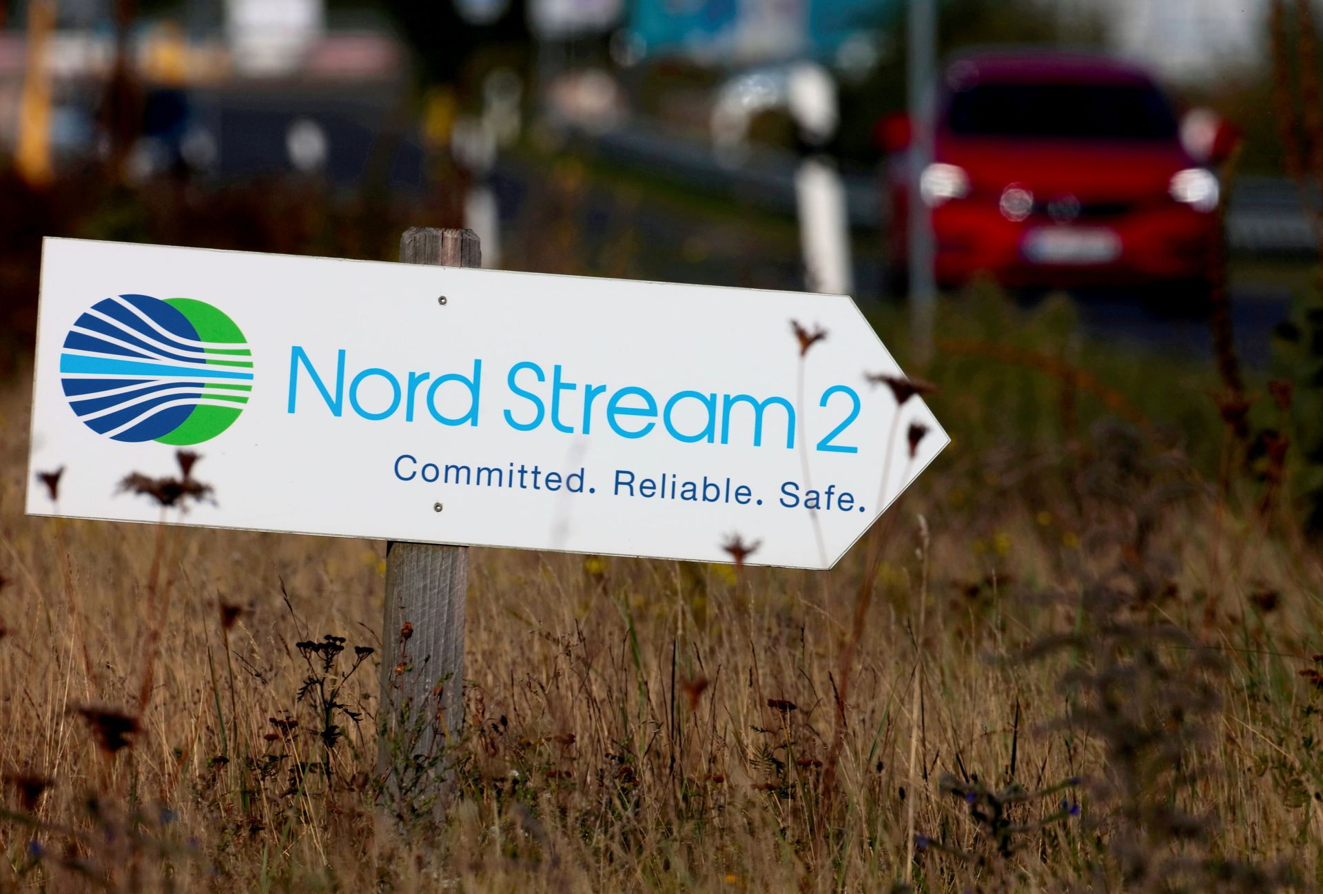 A road sign directs traffic towards the Nord Stream 2 gas line landfall facility entrance in Lubmin, Germany, September 10, 2020.  - Sputnik International, 1920, 07.09.2021
