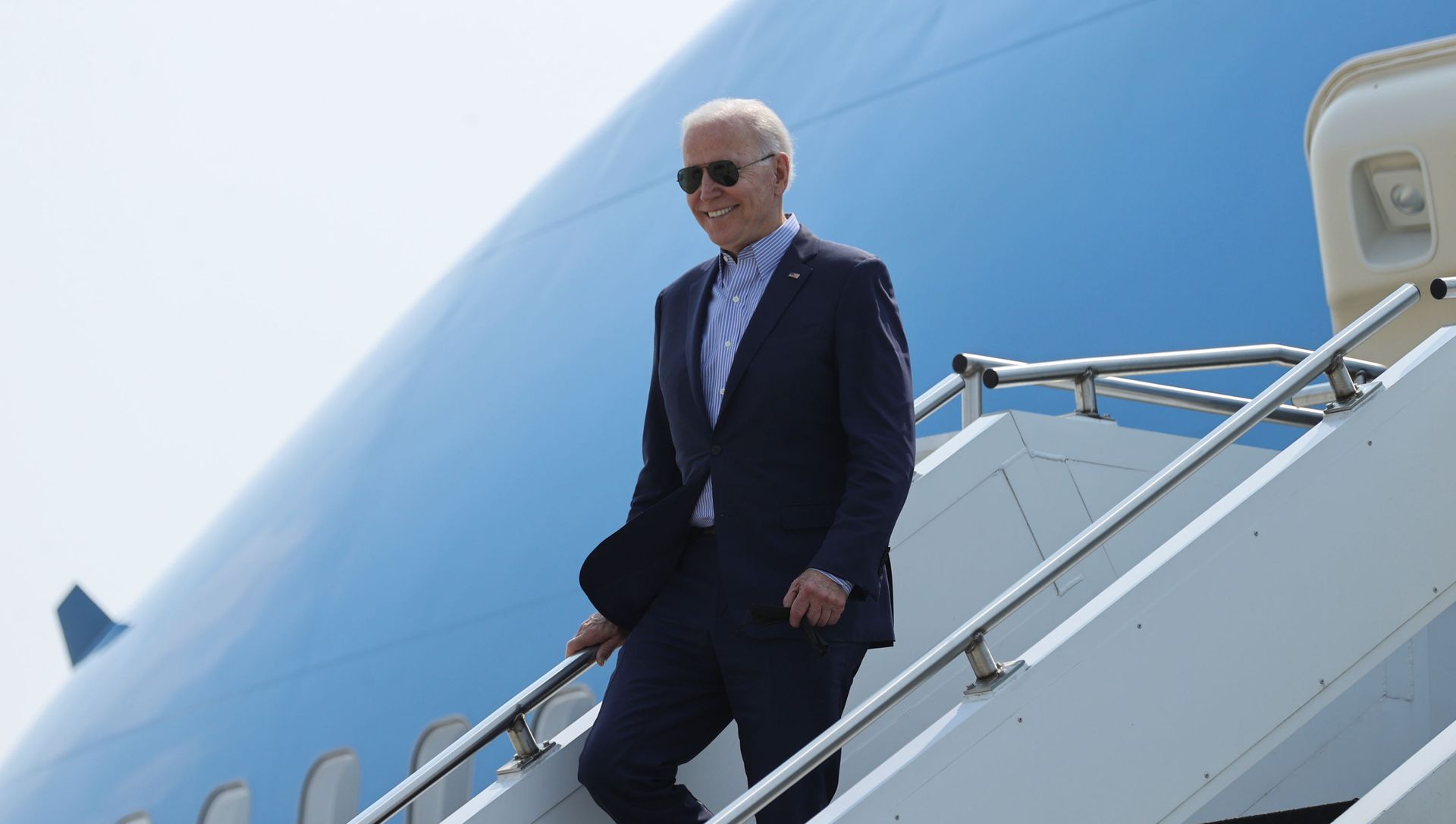 U.S. President Joe Biden disembarks from Air Force One as he arrives at Cincinnati/Northern Kentucky International Airport in Hebron, Kentucky, U.S. July 21, 2021. U.S. President Joe Biden disembarks from Air Force One as he arrives at Cincinnati/Northern Kentucky International Airport in Hebron, Kentucky, U.S. July 21, 2021. - Sputnik International, 1920, 21.07.2021