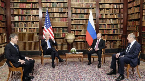 Russian President Vladimir Putin, centre right, and U.S. President Joe Biden, centre left, attend a meeting at the Villa La Grange in Geneva, Switzerland. U.S. Secretary of State Antony Blinken, is at left, Russian Foreign Minister Sergey Lavrov, is at right. - Sputnik International