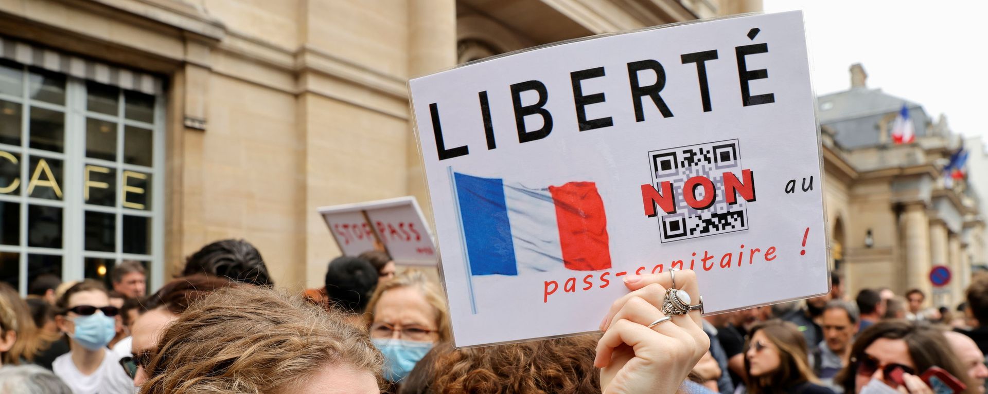 Demonstrators attend a protest against the new measures announced by French President Emmanuel Macron to fight the coronavirus disease (COVID-19) outbreak, in Paris, France, July 17, 2021. - Sputnik International, 1920, 25.07.2021