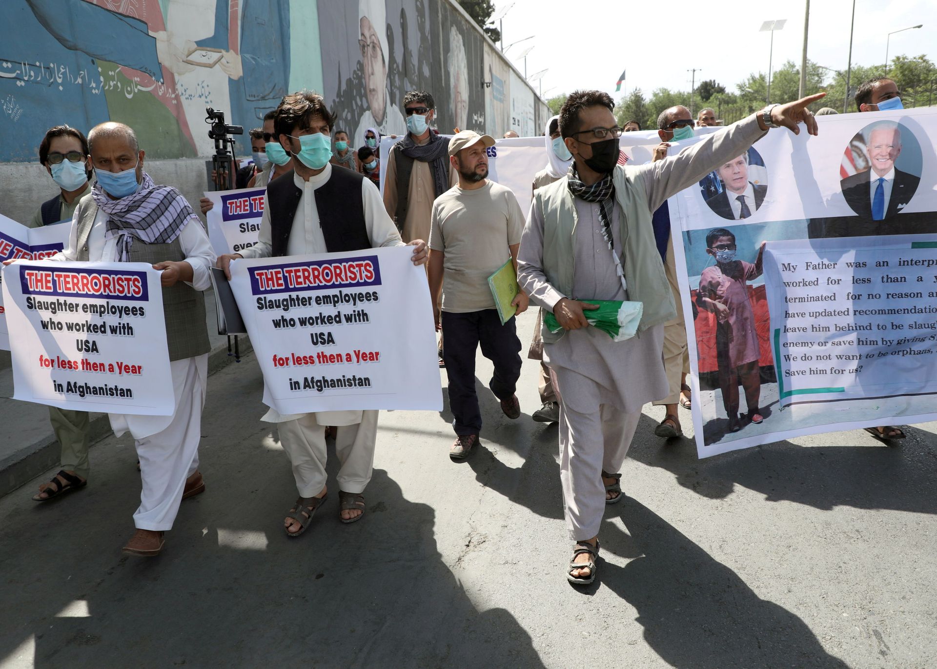 Former Afghan interpreters, who worked with U.S. troops in Afghanistan, demonstrate in front of the U.S. embassy in Kabul June 25, 2021. Former Afghan interpreters, who worked with U.S. troops in Afghanistan, demonstrate in front of the U.S. embassy in Kabul June 25, 2021. - Sputnik International, 1920, 07.09.2021