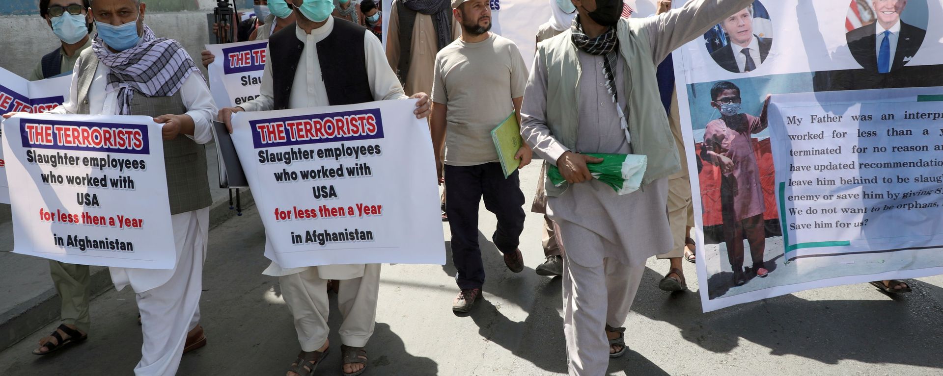 Former Afghan interpreters, who worked with U.S. troops in Afghanistan, demonstrate in front of the U.S. embassy in Kabul June 25, 2021. Former Afghan interpreters, who worked with U.S. troops in Afghanistan, demonstrate in front of the U.S. embassy in Kabul June 25, 2021. - Sputnik International, 1920, 11.12.2021