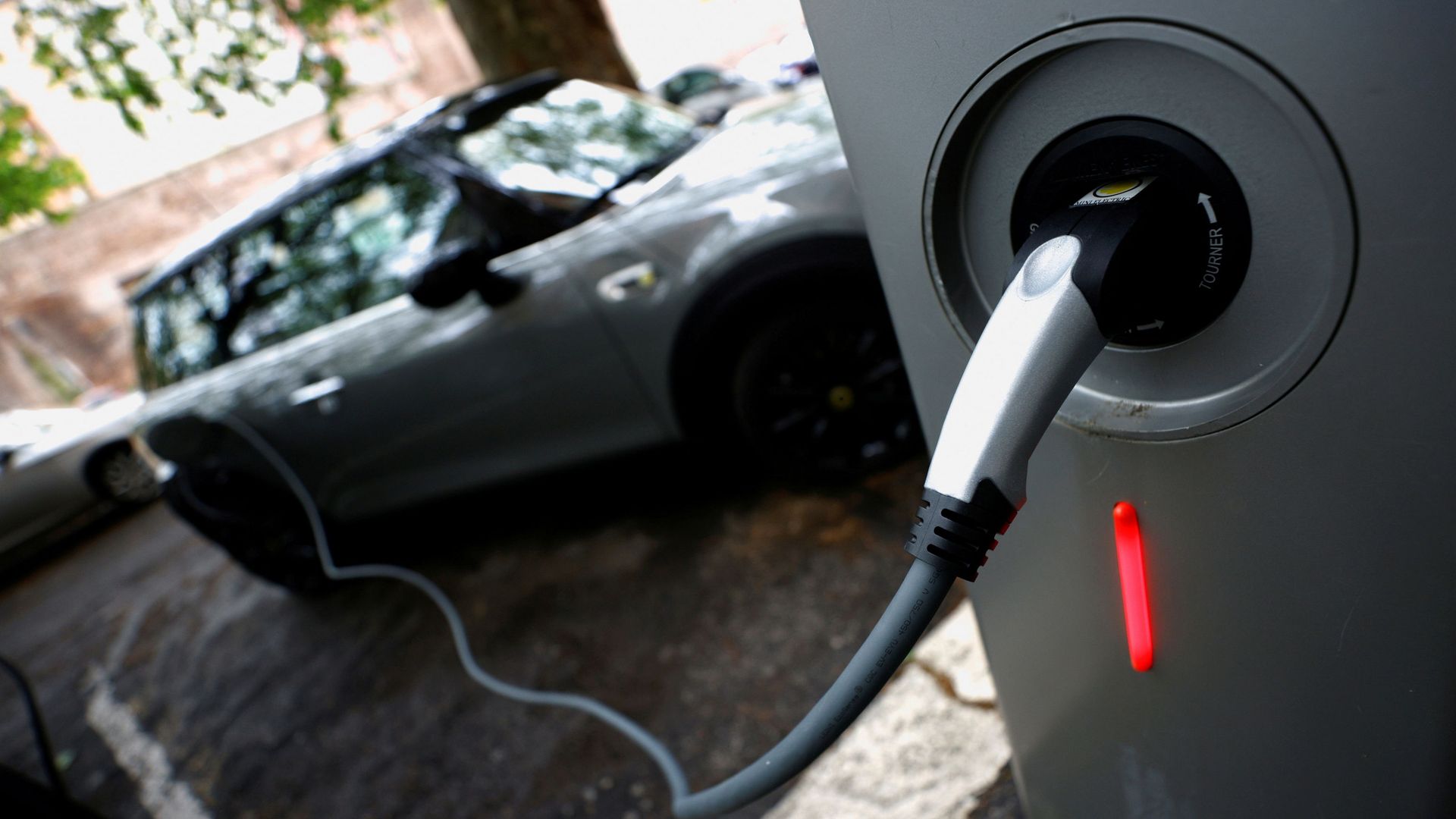 An electric car is seen plugged in at a charging point for electric vehicles (File) An electric car is seen plugged in at a charging point for electric vehicles (File) - Sputnik International, 1920, 06.09.2021