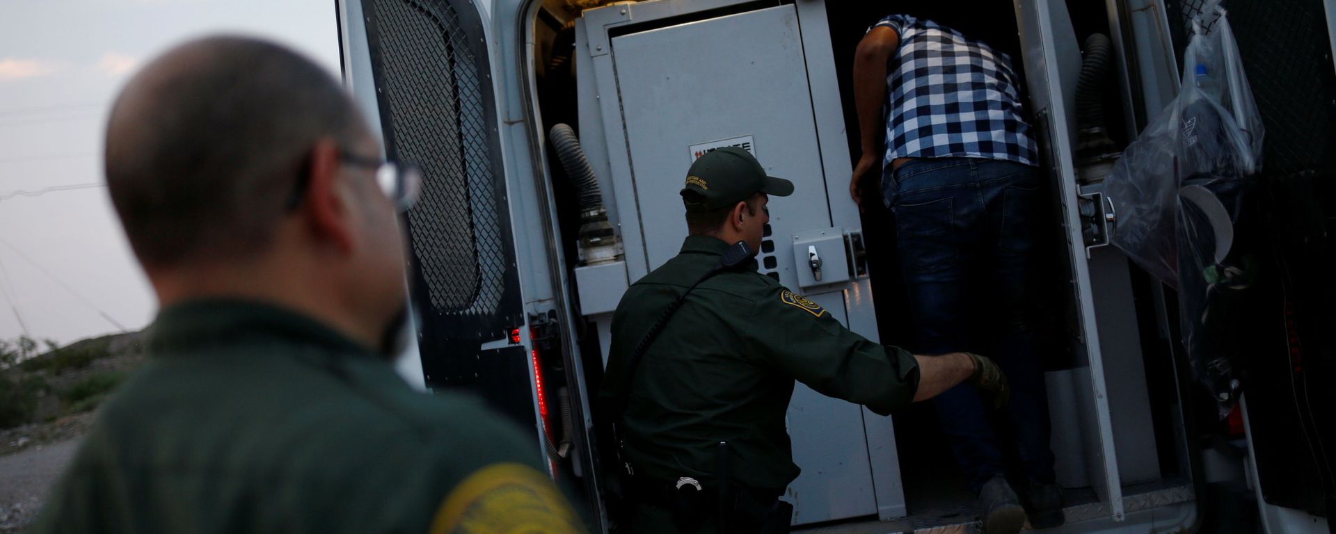 A migrant from Central America is detained by U.S. Border Patrol agents after crossing into the United States from Mexico, in Sunland Park, New Mexico, U.S., July 22, 2021 A migrant from Central America is detained by U.S. Border Patrol agents after crossing into the United States from Mexico, in Sunland Park, New Mexico, U.S., July 22, 2021 - Sputnik International, 1920, 28.10.2021