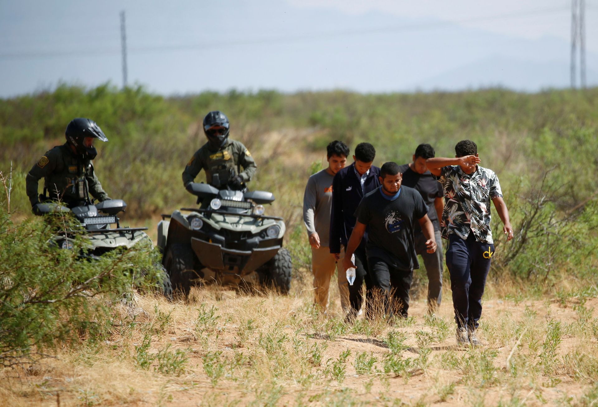 Migrants from Central America are detained by a U.S. Customs and Border Protection (CBP) agent after crossing into the United States from Mexico, in Sunland Park, New Mexico, U.S. July 15, 2021 - Sputnik International, 1920, 07.09.2021