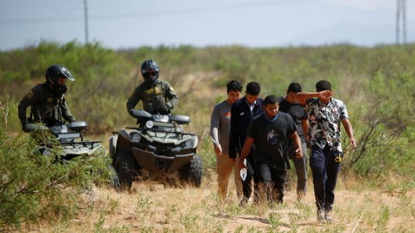 Migrants from Central America are detained by a U.S. Customs and Border Protection (CBP) agent after crossing into the United States from Mexico, in Sunland Park, New Mexico, U.S. July 15, 2021 Migrants from Central America are detained by a U.S. Customs and Border Protection (CBP) agent after crossing into the United States from Mexico, in Sunland Park, New Mexico, U.S. July 15, 2021 - Sputnik International