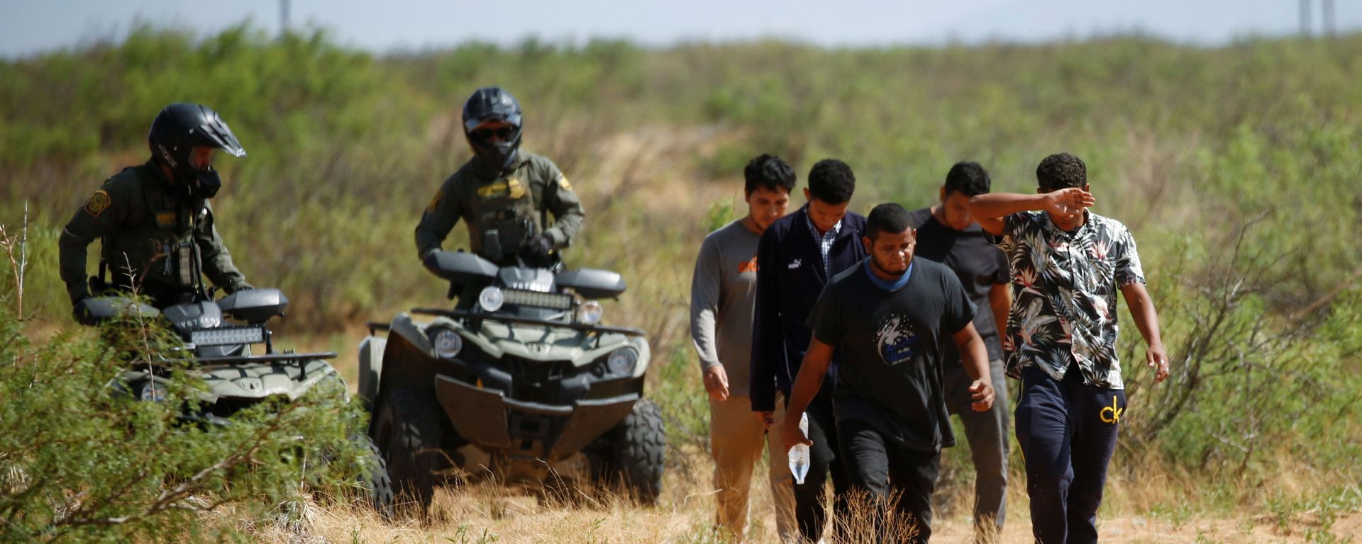 Migrants from Central America are detained by a U.S. Customs and Border Protection (CBP) agent after crossing into the United States from Mexico, in Sunland Park, New Mexico, U.S. July 15, 2021 - Sputnik International, 1920, 31.07.2021