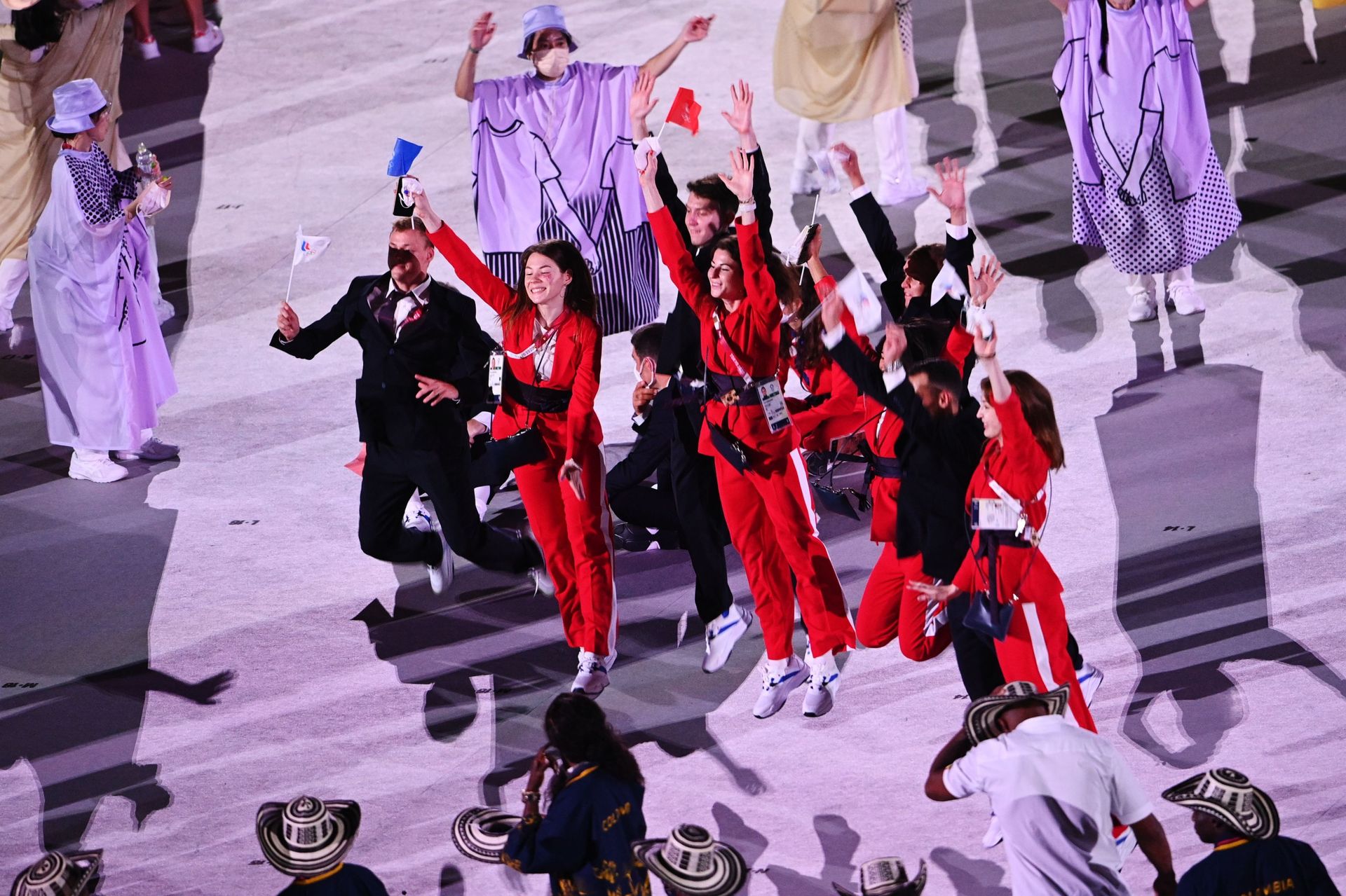 Russian athletes, members of the Russian national team (ROC team) are photographed at the athletes parade at the opening ceremony of the XXXII Summer Olympic Games in Tokyo Russian athletes, members of the Russian national team (ROC team) are photographed at the athletes parade at the opening ceremony of the XXXII Summer Olympic Games in Tokyo - Sputnik International, 1920, 07.09.2021