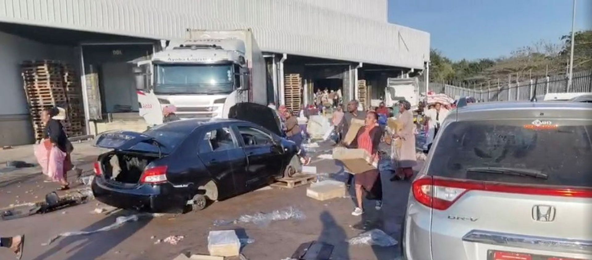 Demonstrators loot the Ayoba Cold Store in Chesterville, Durban - Sputnik International, 1920, 23.07.2021