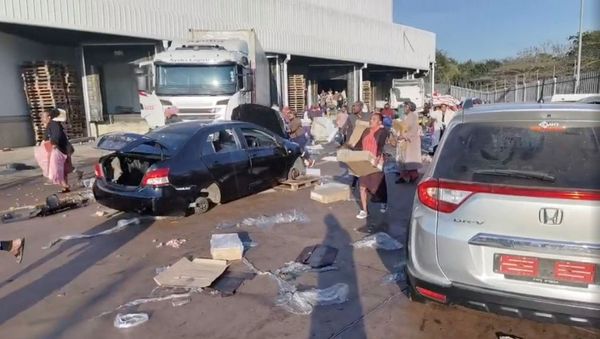 Demonstrators loot the Ayoba Cold Store in Chesterville, Durban - Sputnik International