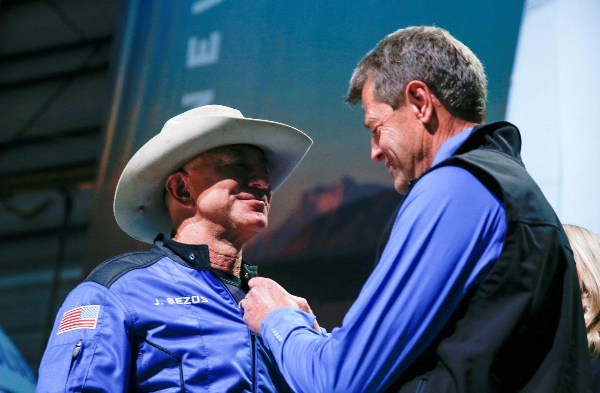 Billionaire American businessman Jeff Bezos (L) receives his astronaut's wings from Blue Origin's Jeff Ashby, a former space shuttle commander, as he and his crew mates appear at a post-launch news conference after they flew on Blue Origin's inaugural flight to the edge of space, in the nearby town of Van Horn, Texas, U.S. July 20, 2021 Billionaire American businessman Jeff Bezos (L) receives his astronaut's wings from Blue Origin's Jeff Ashby, a former space shuttle commander, as he and his crew mates appear at a post-launch news conference after they flew on Blue Origin's inaugural flight to the edge of space, in the nearby town of Van Horn, Texas, U.S. July 20, 2021 - Sputnik International, 1920, 07.09.2021