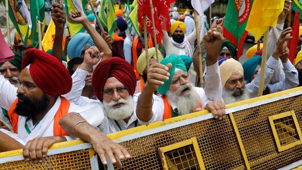 Farmers shout slogans as they arrive in a bus to attend a sit-in protest against the farm laws, near parliament house, in New Delhi, India, July 22, 2021. REUTERS/Adnan Abidi - Sputnik International