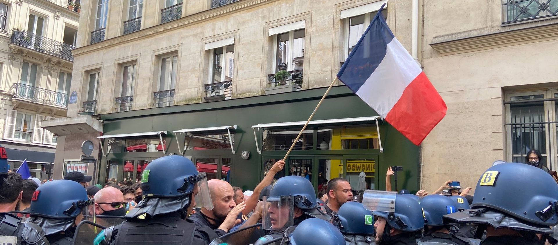 Demonstrators Clash With Police as French Protest Against COVID-19 Passes Demonstrators Clash With Police as French Protest Against COVID-19 Passes - Sputnik International, 1920