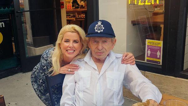 Comedian Jackie Mason (right) with television news anchor Rita Cosby (left). - Sputnik International