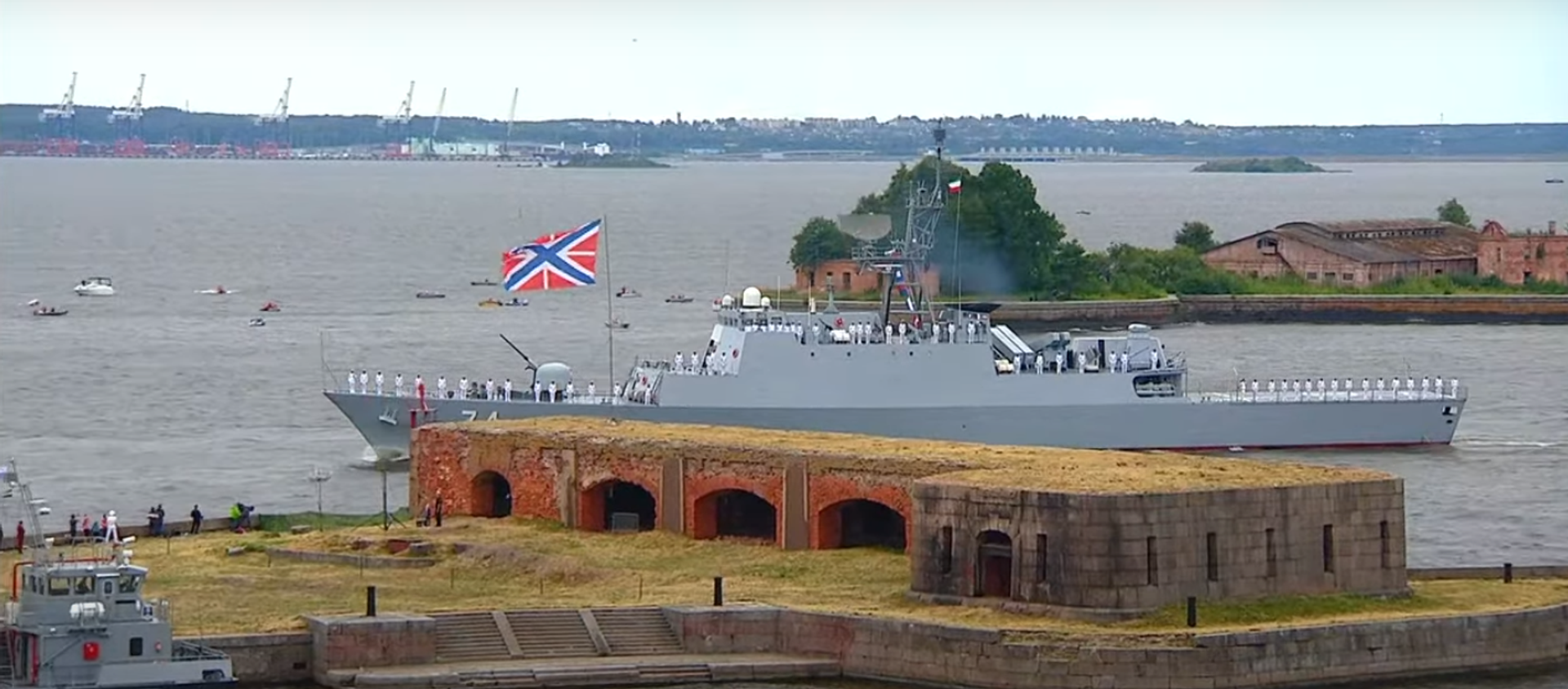 Iran's Sahand destroyer cruises through Russian waters off St. Petersburg during parade dedicated to 325th anniversary of founding of Russian Navy. - Sputnik International, 1920, 25.07.2021
