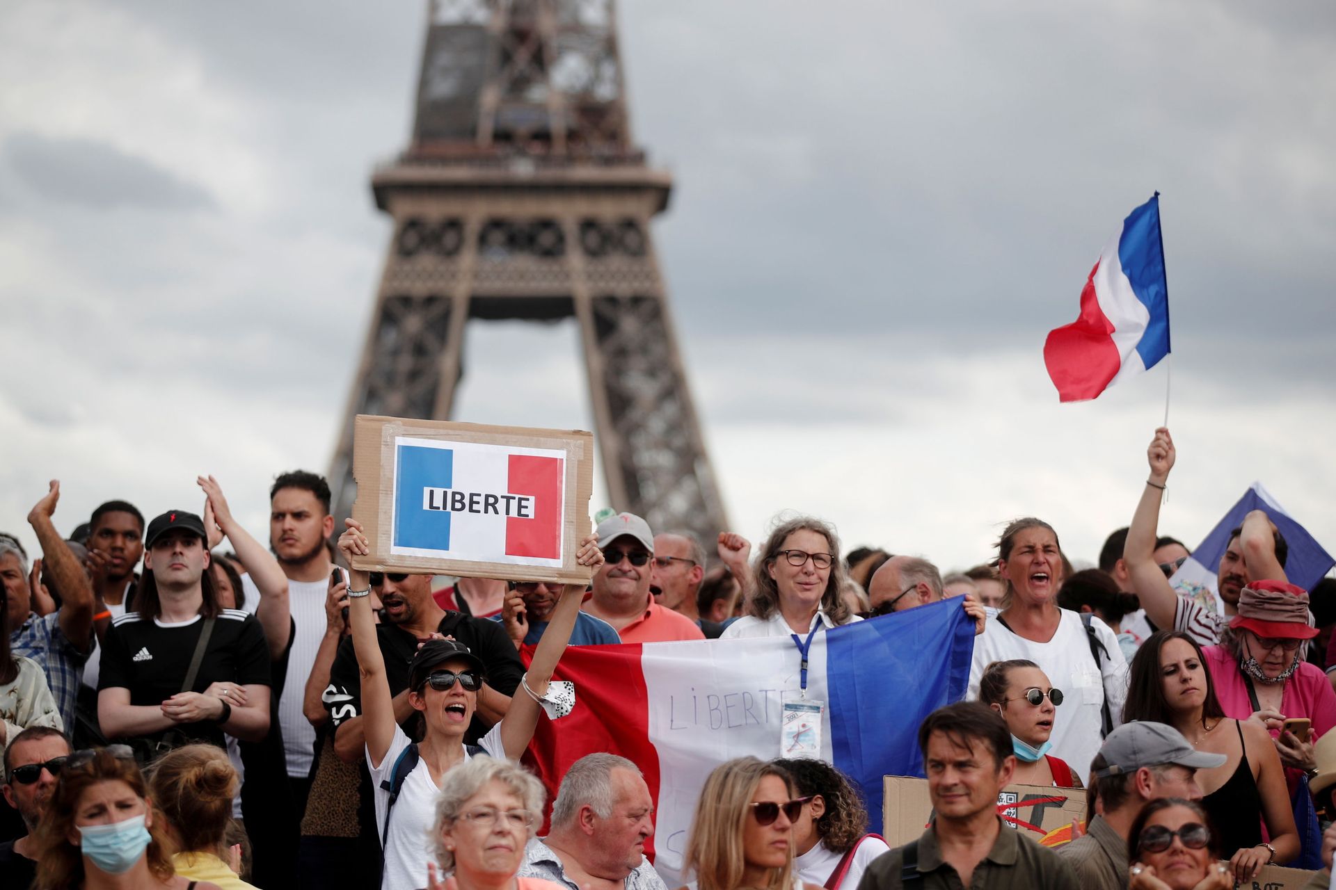 Protesters attend a demonstration called by the French nationalist party Les Patriotes (The Patriots) against France's restrictions to fight the coronavirus disease (COVID-19) outbreak, on the Droits de l'Homme (human rights) esplanade at the Trocadero Square in Paris, France, July 24, 2021. REUTERS/Benoit Tessier - Sputnik International, 1920, 07.09.2021
