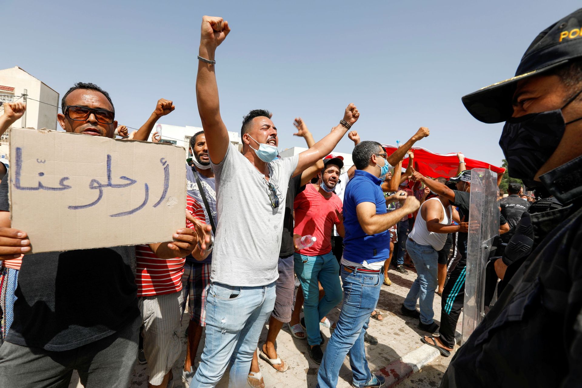 Supporters of Tunisia's President Kais Saied gather near the parliament building in Tunis, Tunisia, July 26, 2021. - Sputnik International, 1920, 26.09.2021