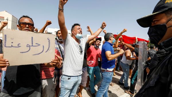 Supporters of Tunisia's President Kais Saied gather near the parliament building in Tunis, Tunisia, July 26, 2021. - Sputnik International